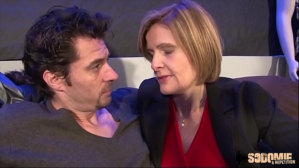 Florence se fait défoncer le cul par un de ses employé